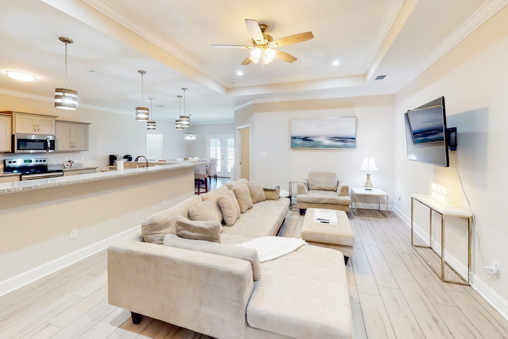 Private snowbird-friendly home with enclosed yard, patio, grill & washer/dryer