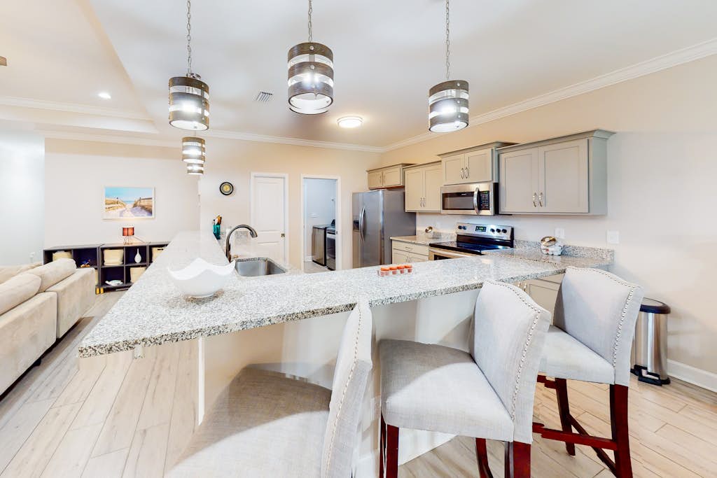 Private snowbird-friendly home with enclosed yard, patio, grill & washer/dryer