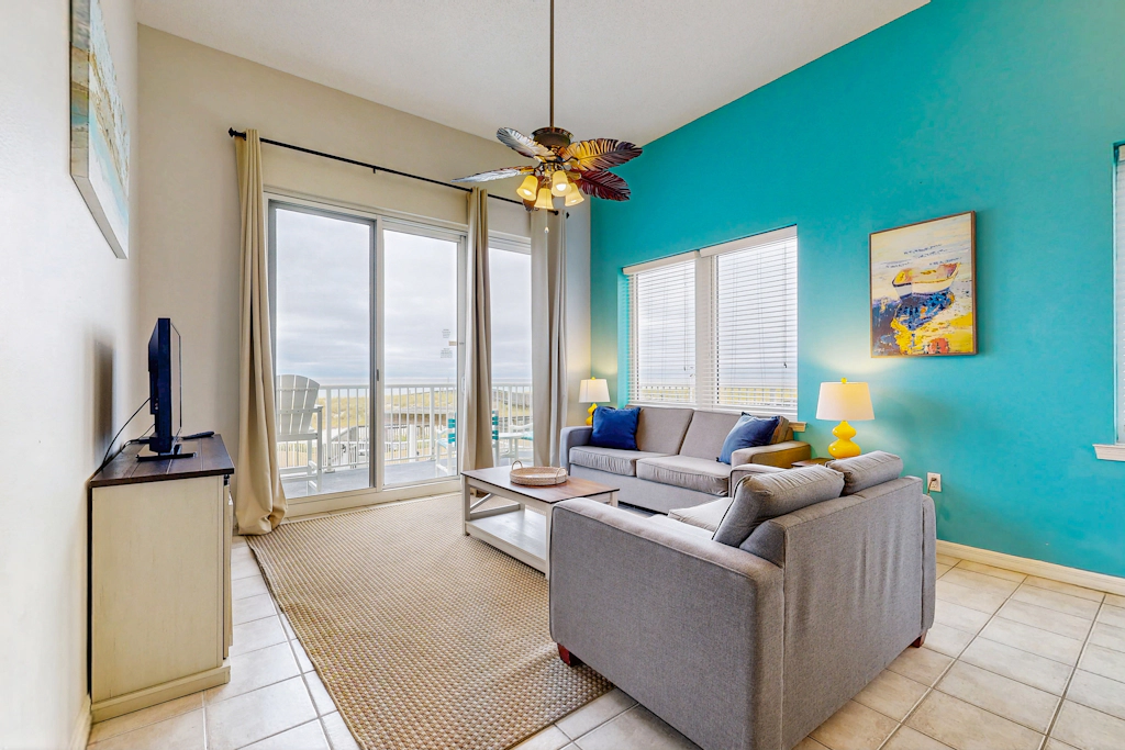 Beachfront Condo with amazing views, shared pool and beach access!