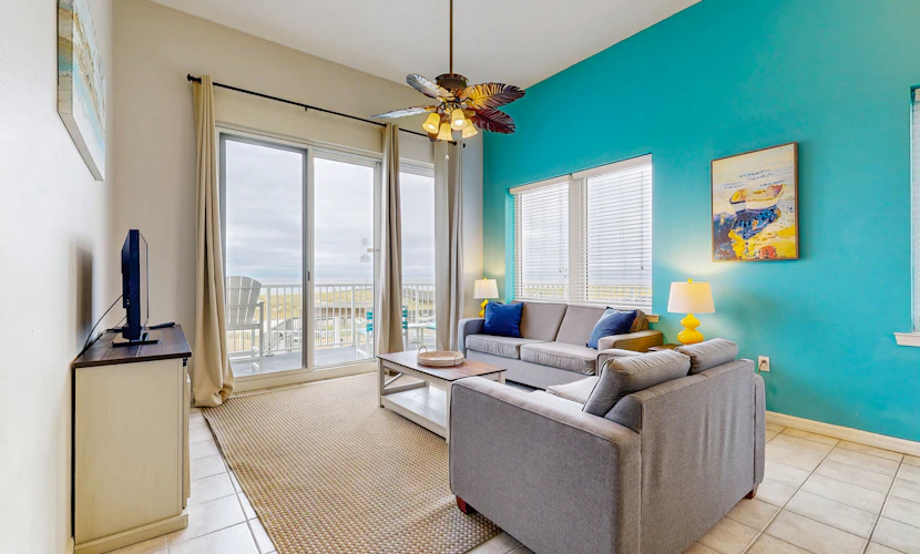 Beachfront Condo with amazing views, shared pool and beach access!