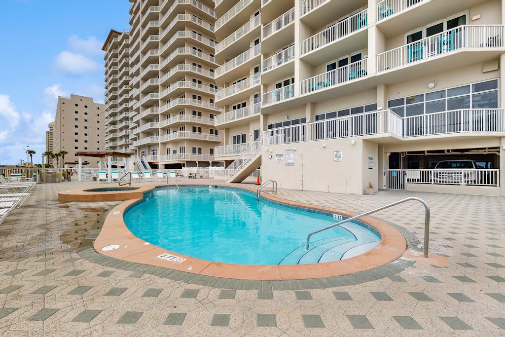 Beachfront Condo with amazing views, shared pool and beach access!