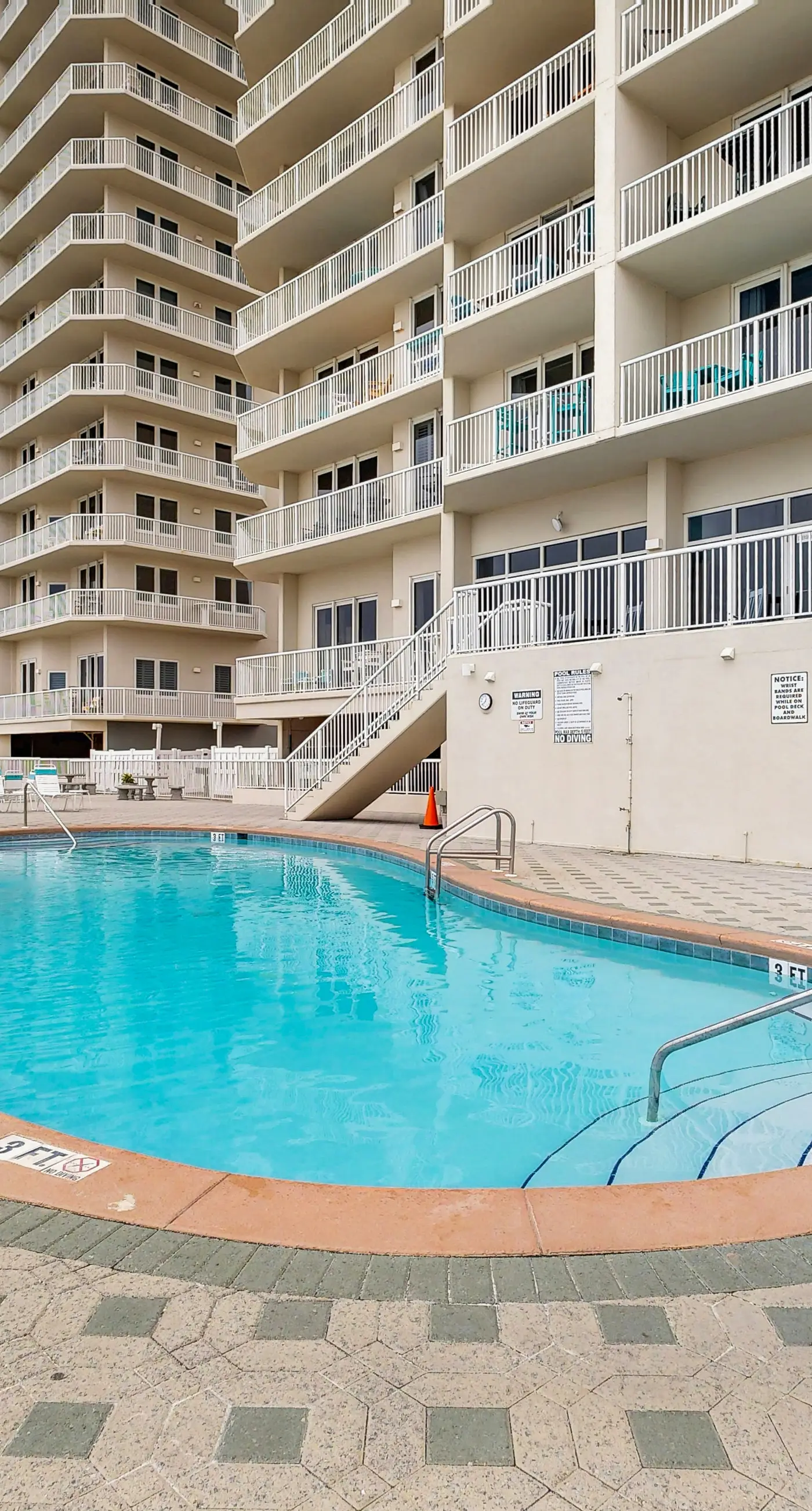 Beachfront Condo with amazing views, shared pool and beach access!