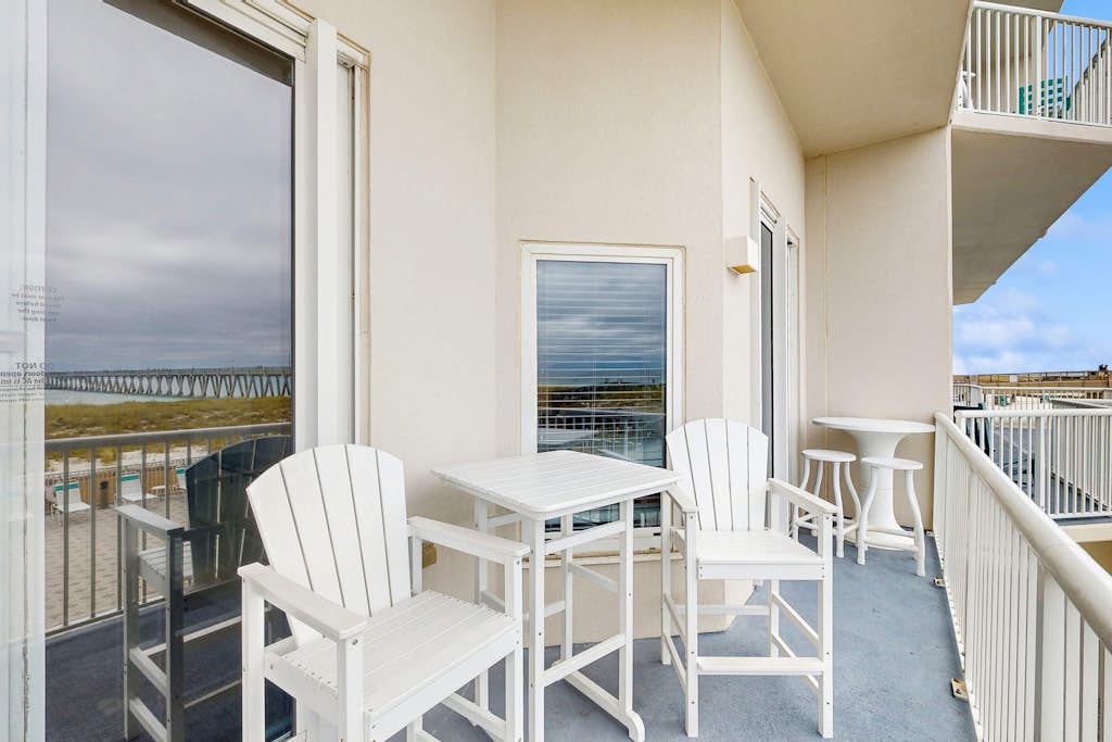 Beachfront Condo with amazing views, shared pool and beach access!