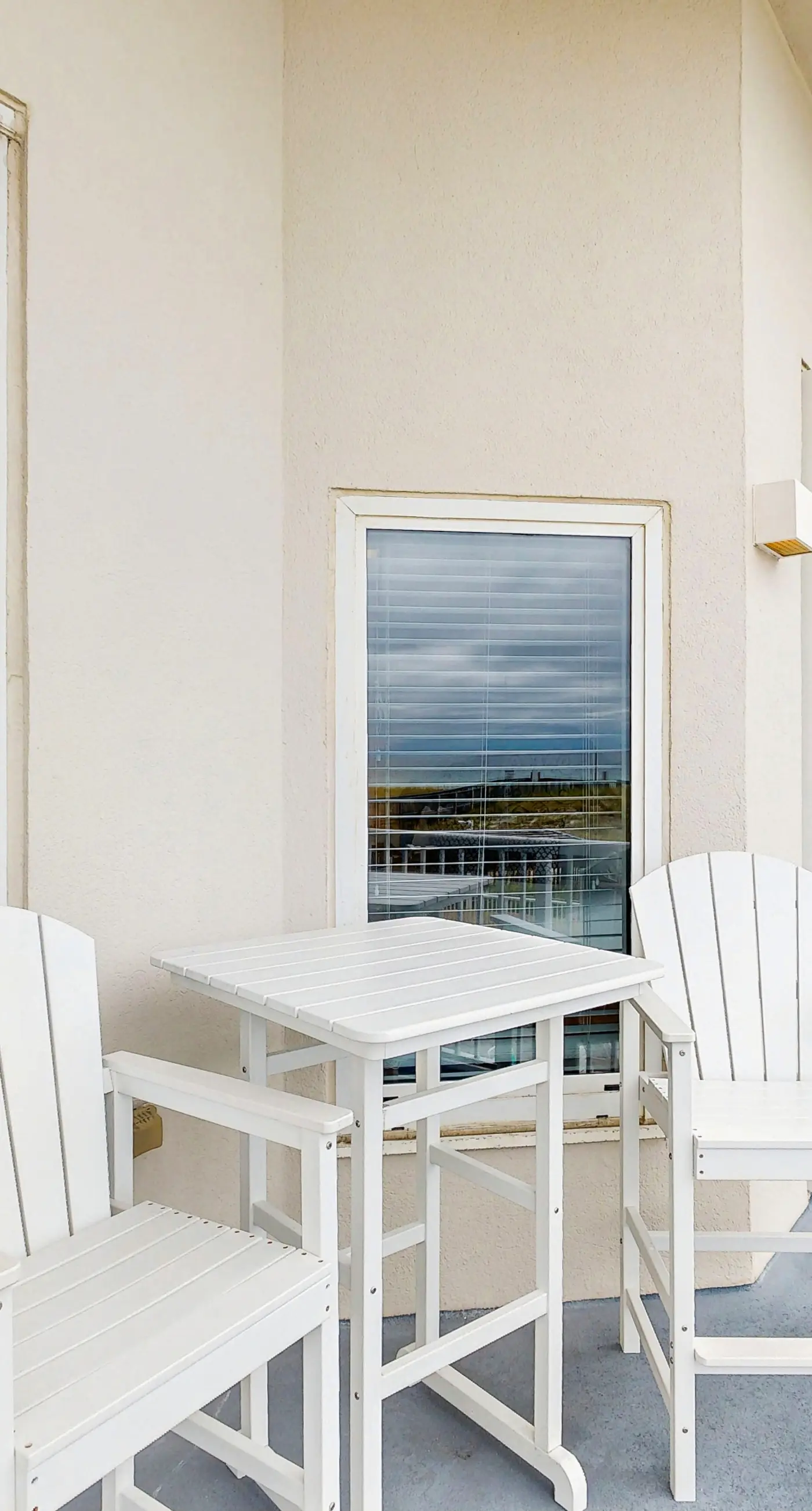 Beachfront Condo with amazing views, shared pool and beach access!