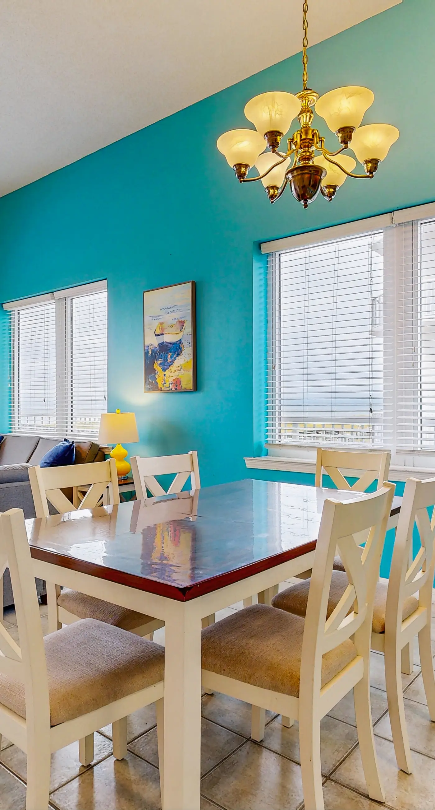 Beachfront Condo with amazing views, shared pool and beach access!
