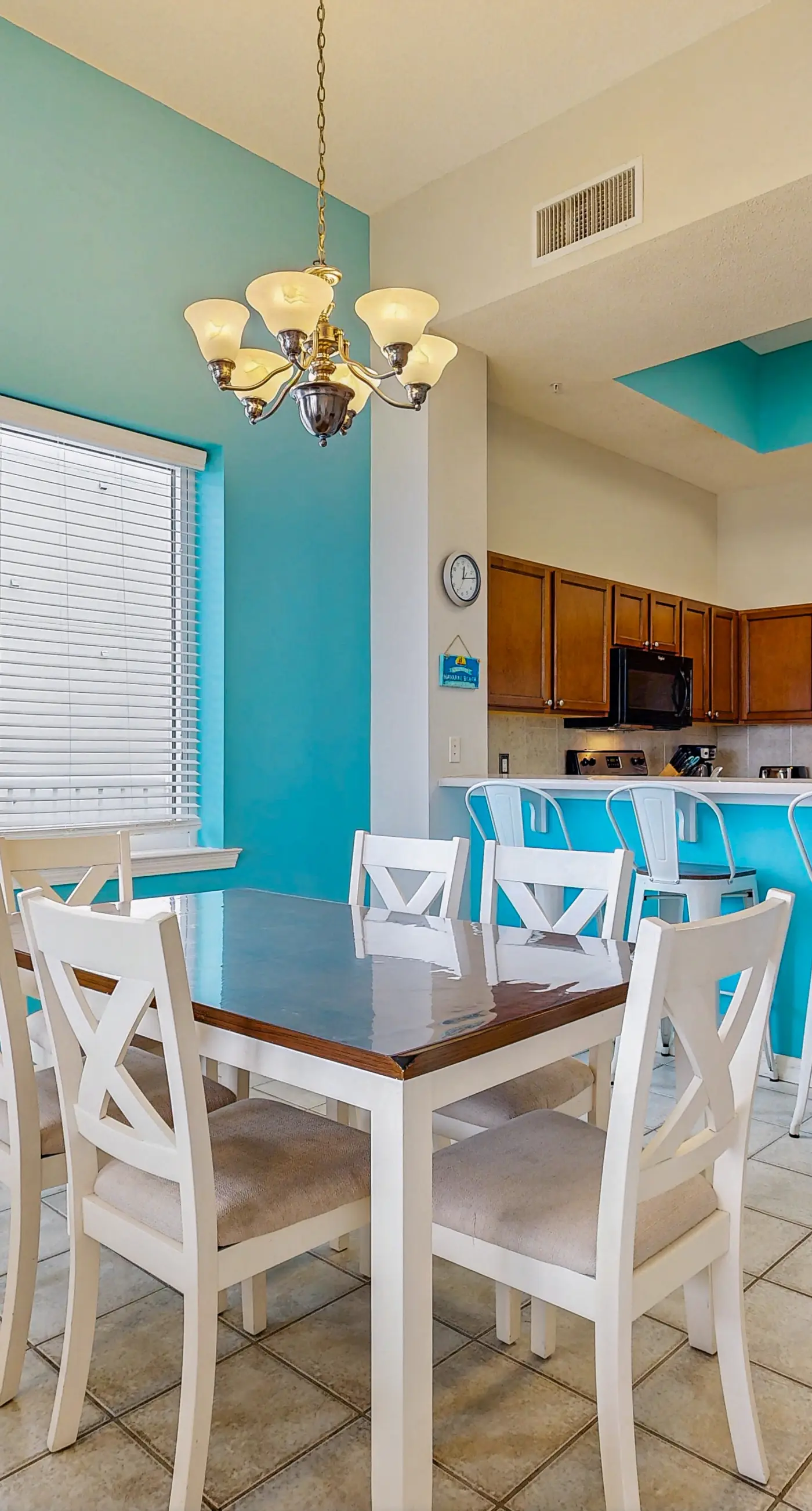 Beachfront Condo with amazing views, shared pool and beach access!