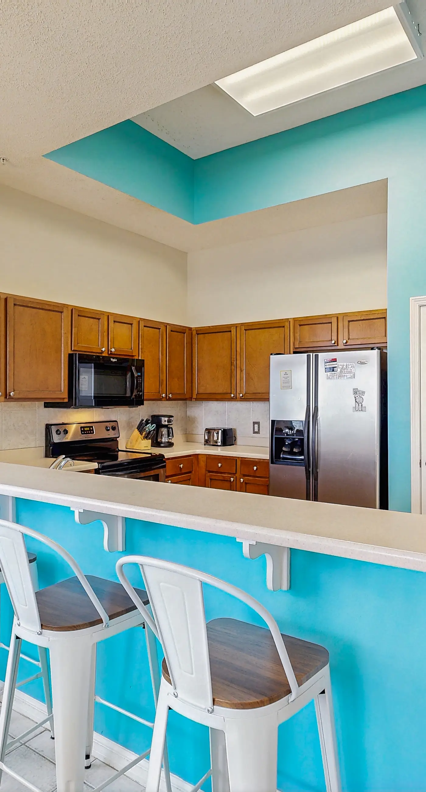 Beachfront Condo with amazing views, shared pool and beach access!