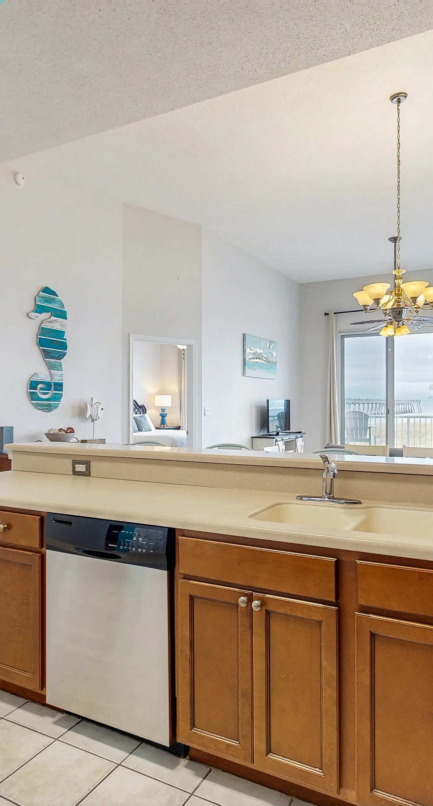 Beachfront Condo with amazing views, shared pool and beach access!