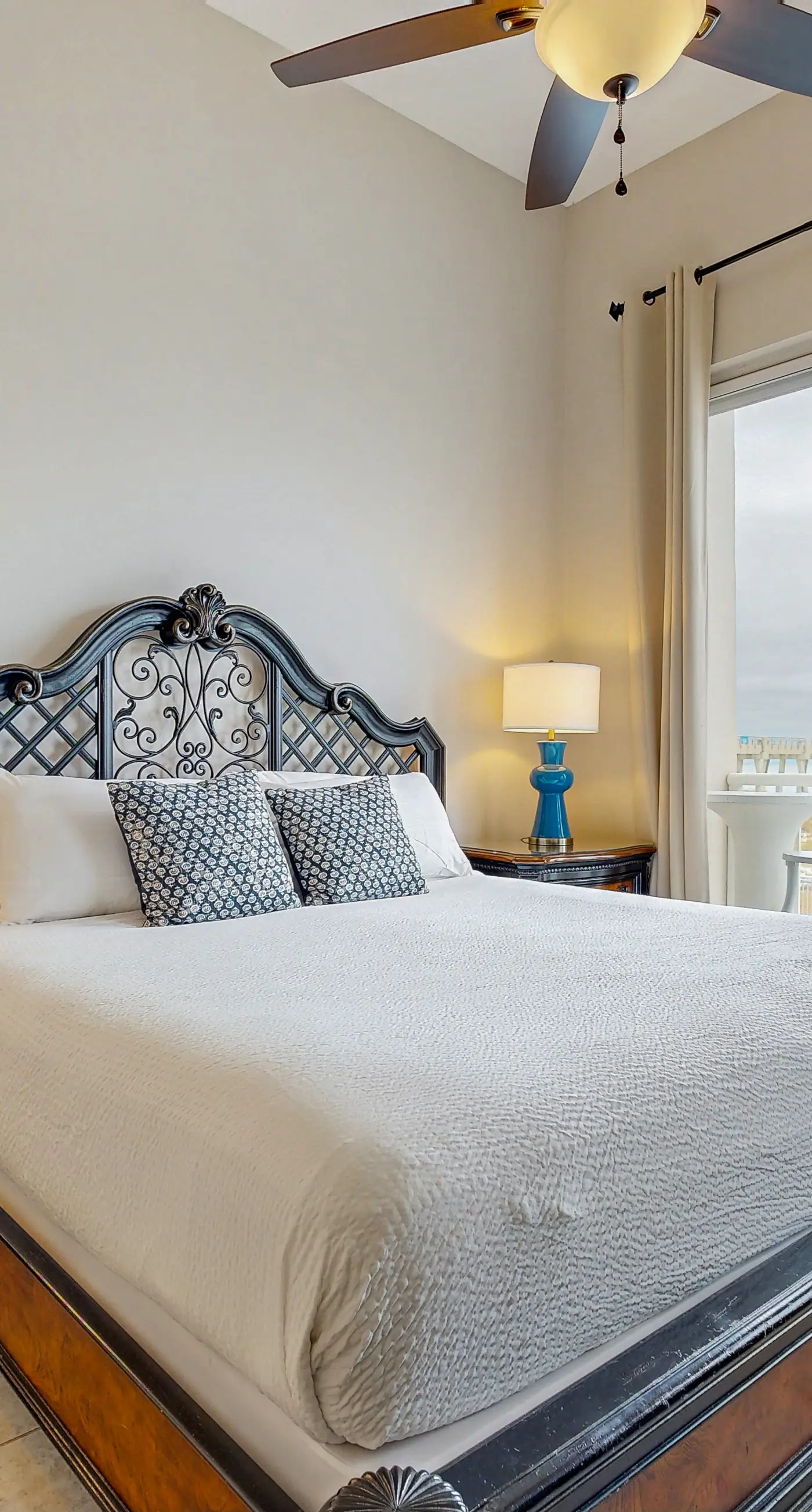 Beachfront Condo with amazing views, shared pool and beach access!