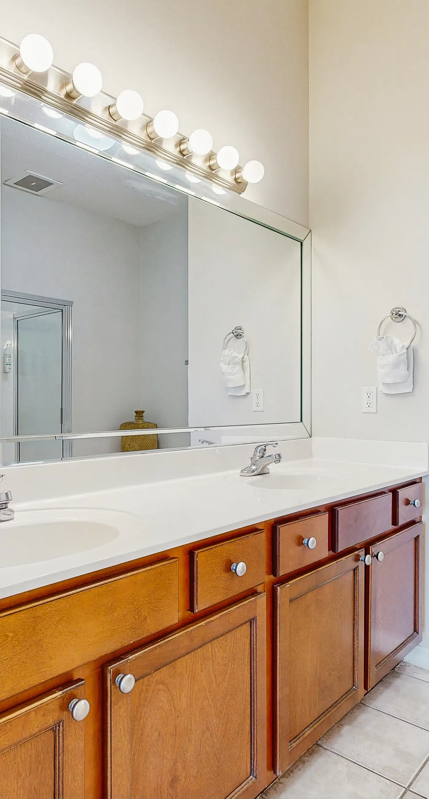 Beachfront Condo with amazing views, shared pool and beach access!