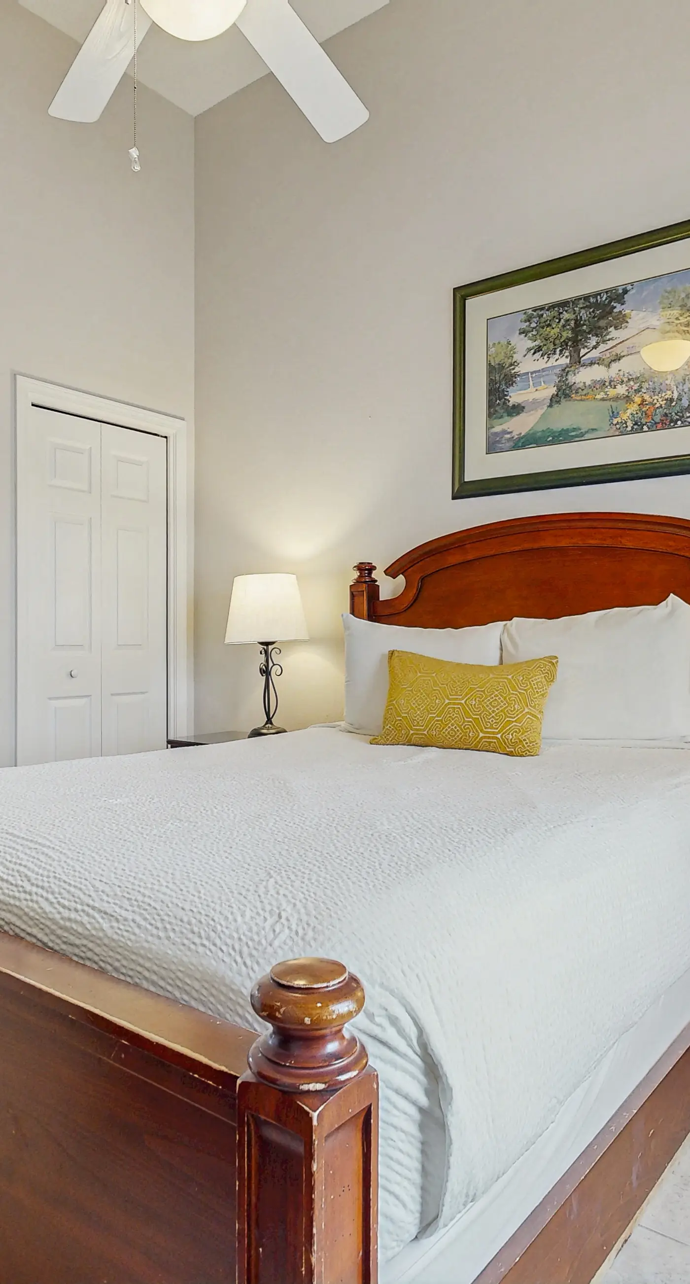 Beachfront Condo with amazing views, shared pool and beach access!
