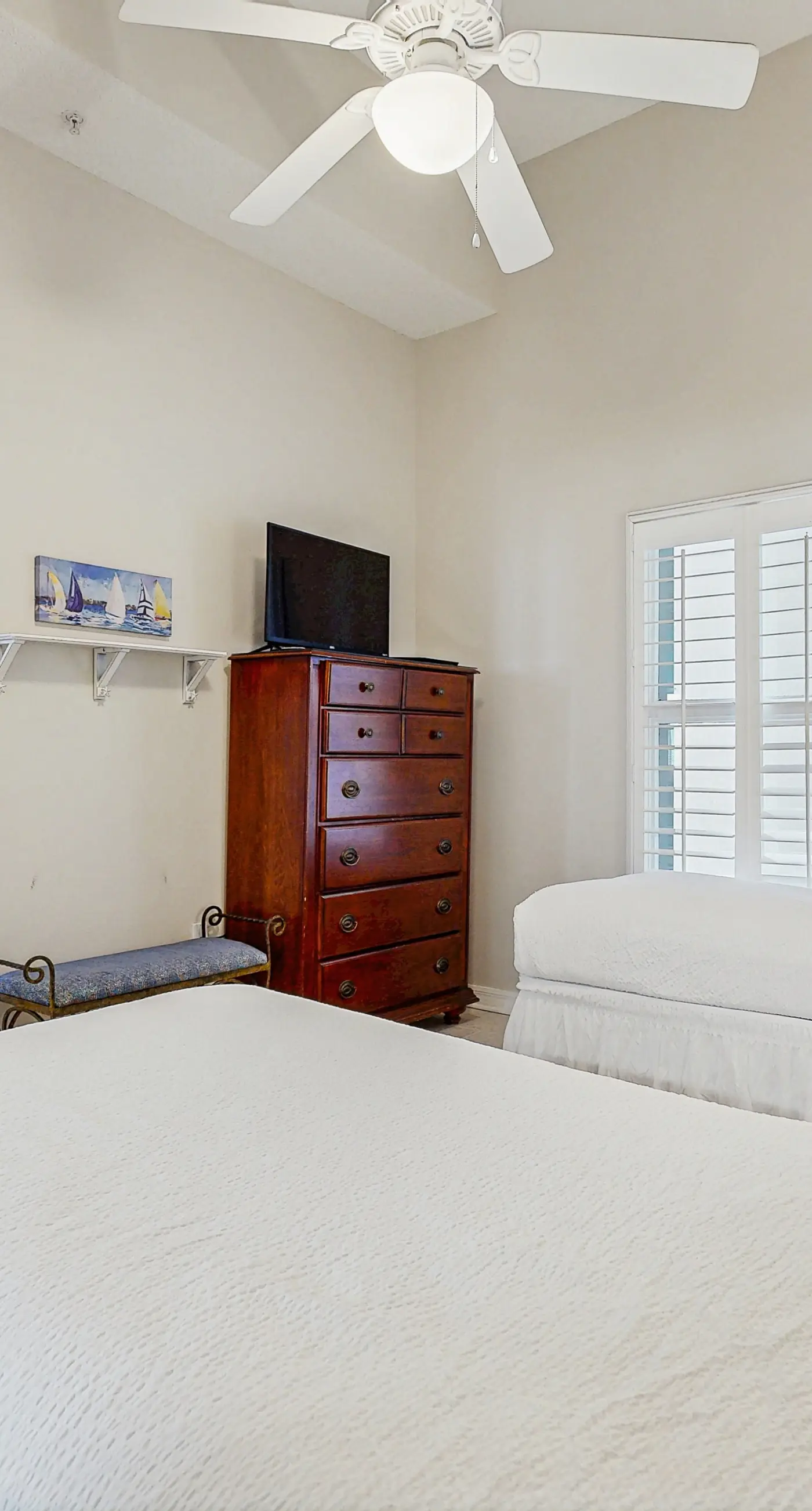 Beachfront Condo with amazing views, shared pool and beach access!
