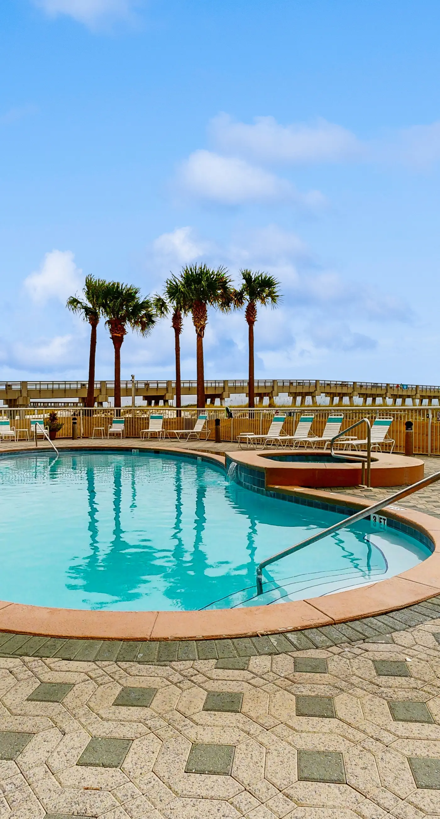 Beachfront Condo with amazing views, shared pool and beach access!
