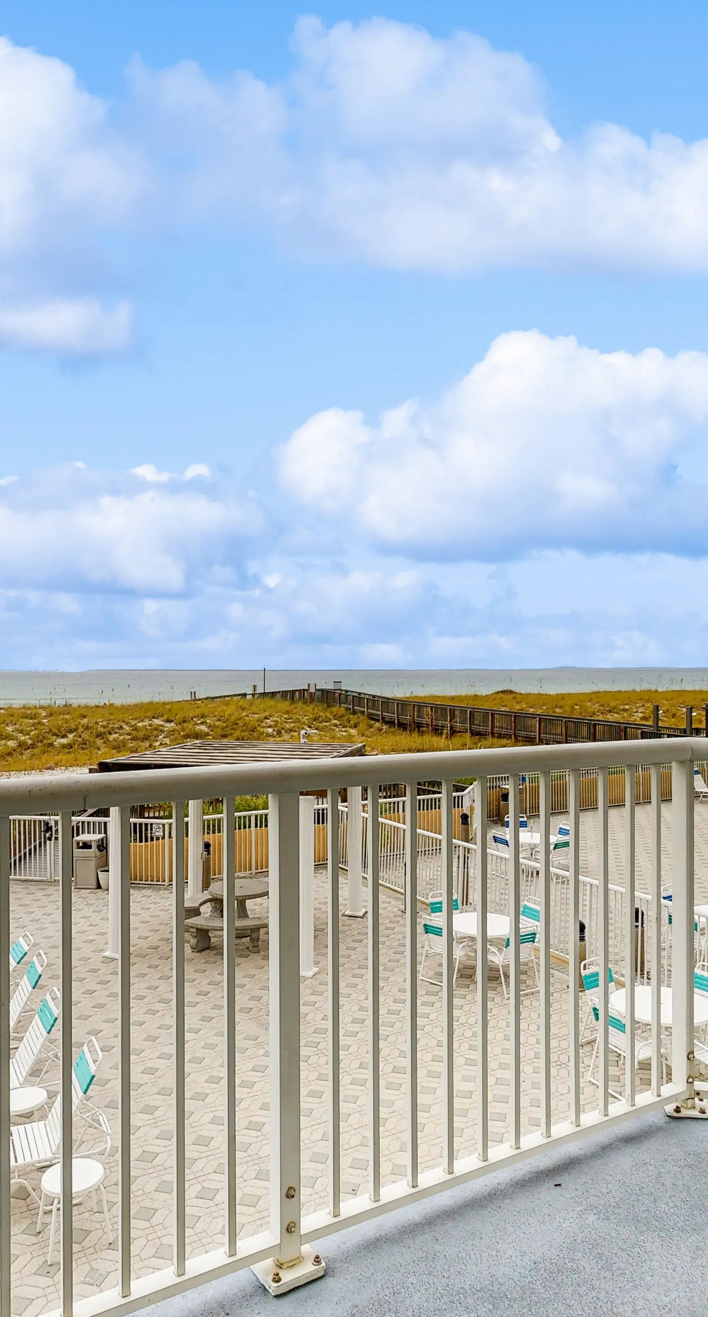 Beachfront Condo with amazing views, shared pool and beach access!