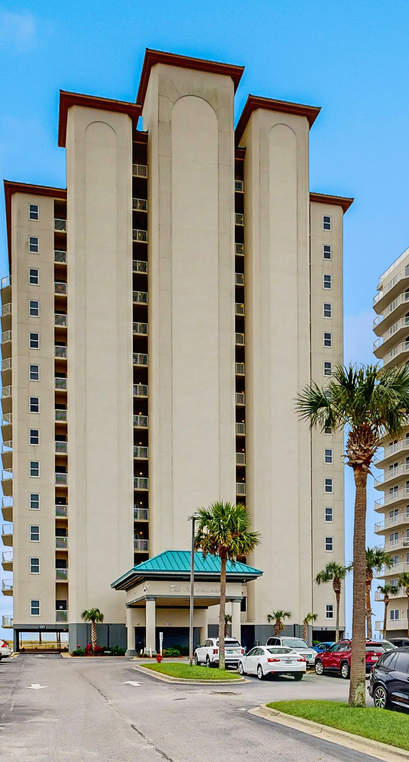 Beachfront Condo with amazing views, shared pool and beach access!
