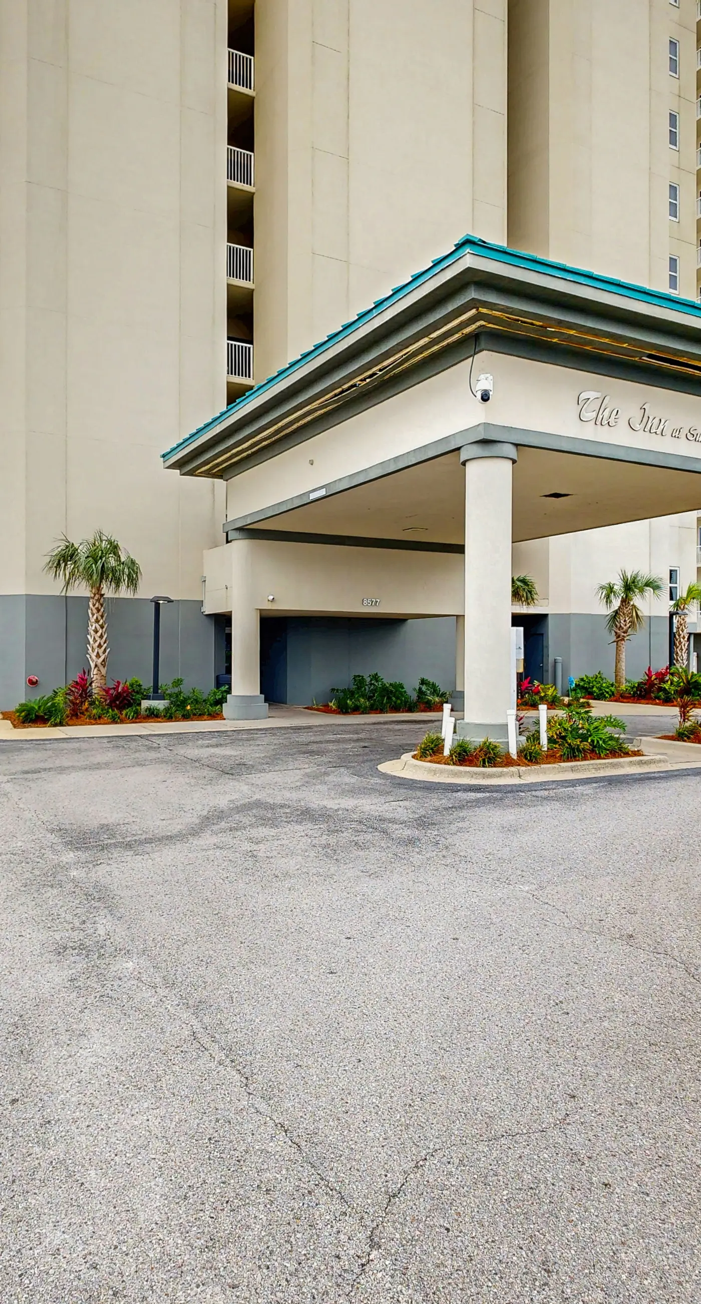 Beachfront Condo with amazing views, shared pool and beach access!