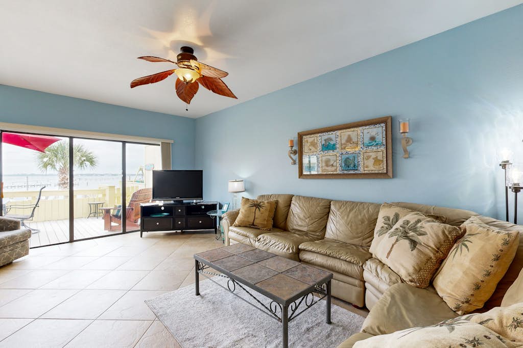 Sound view townhome with balcony, alfresco dining, AC, & W/D - snowbird-friendly