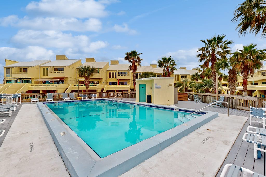 Sound view townhome with balcony, alfresco dining, AC, & W/D - snowbird-friendly