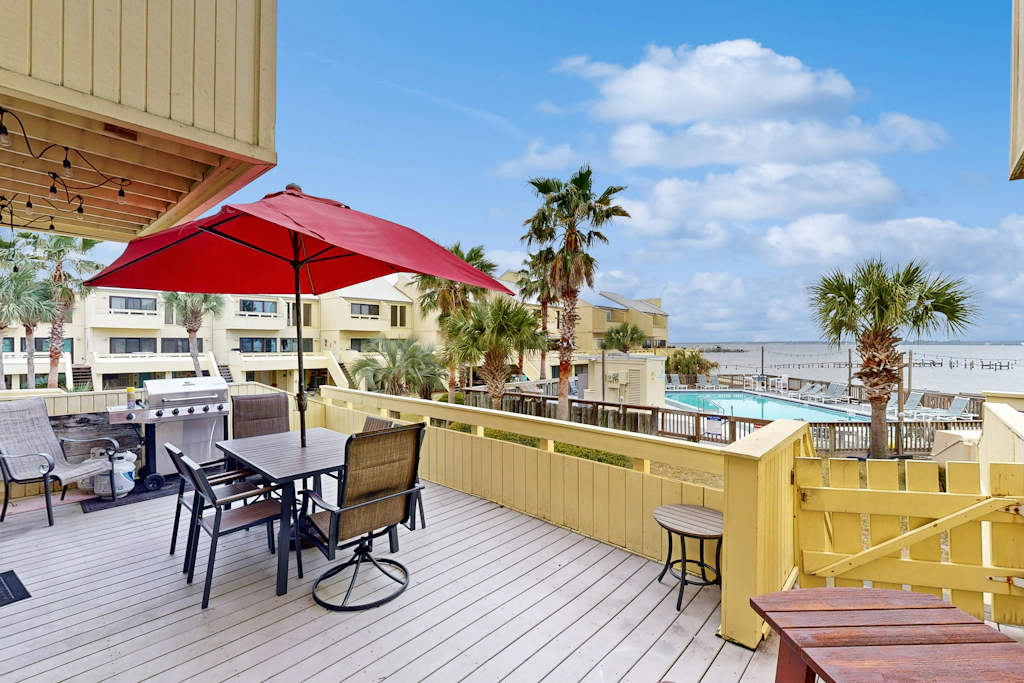 Sound view townhome with balcony, alfresco dining, AC, & W&D - snowbird-friendly