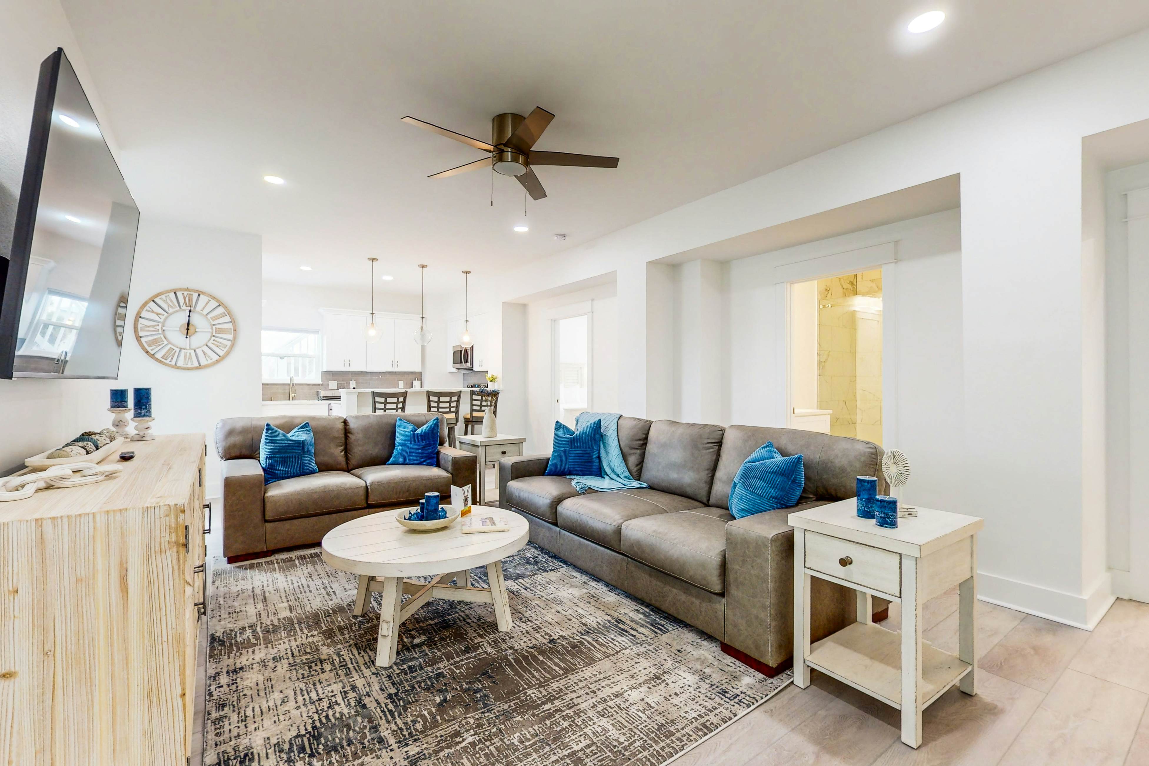 Beautiful dog-friendly condo, private washer&dryer and close to beach