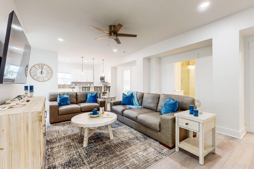 Beautiful dog-friendly condo, private washer&dryer and close to beach