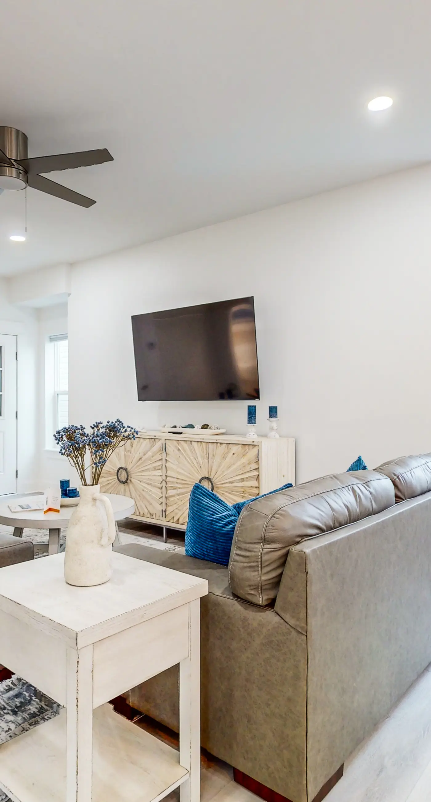 Beautiful dog-friendly condo, private washer&dryer and close to beach