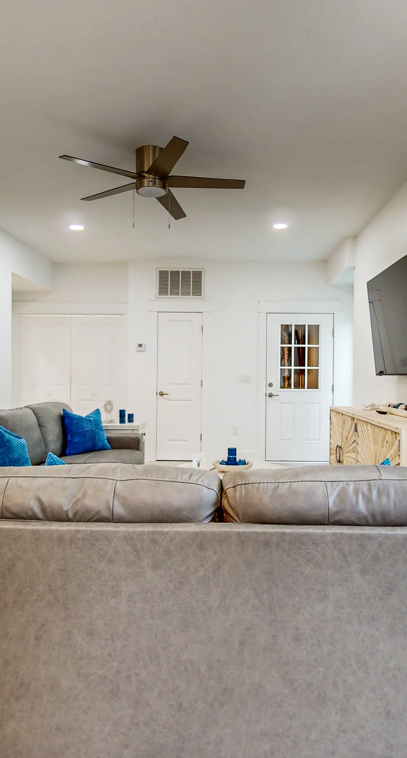 Beautiful dog-friendly condo, private washer&dryer and close to beach