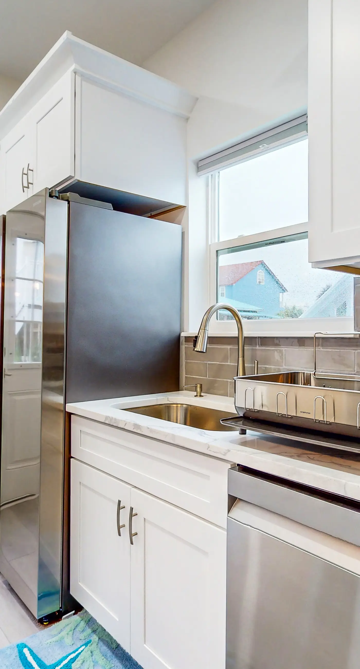 Beautiful dog-friendly condo, private washer&dryer and close to beach