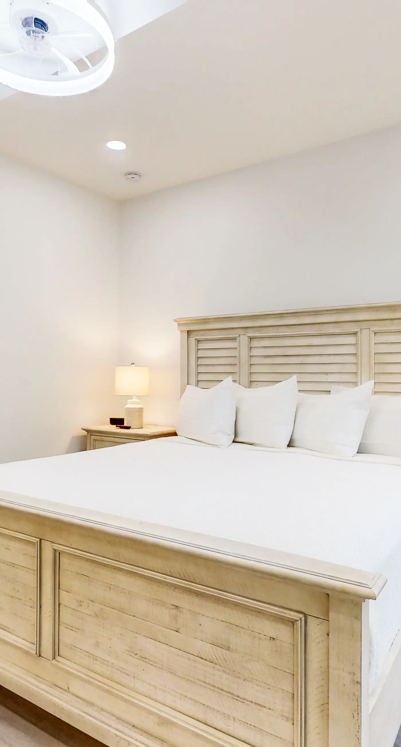 Beautiful dog-friendly condo, private washer&dryer and close to beach