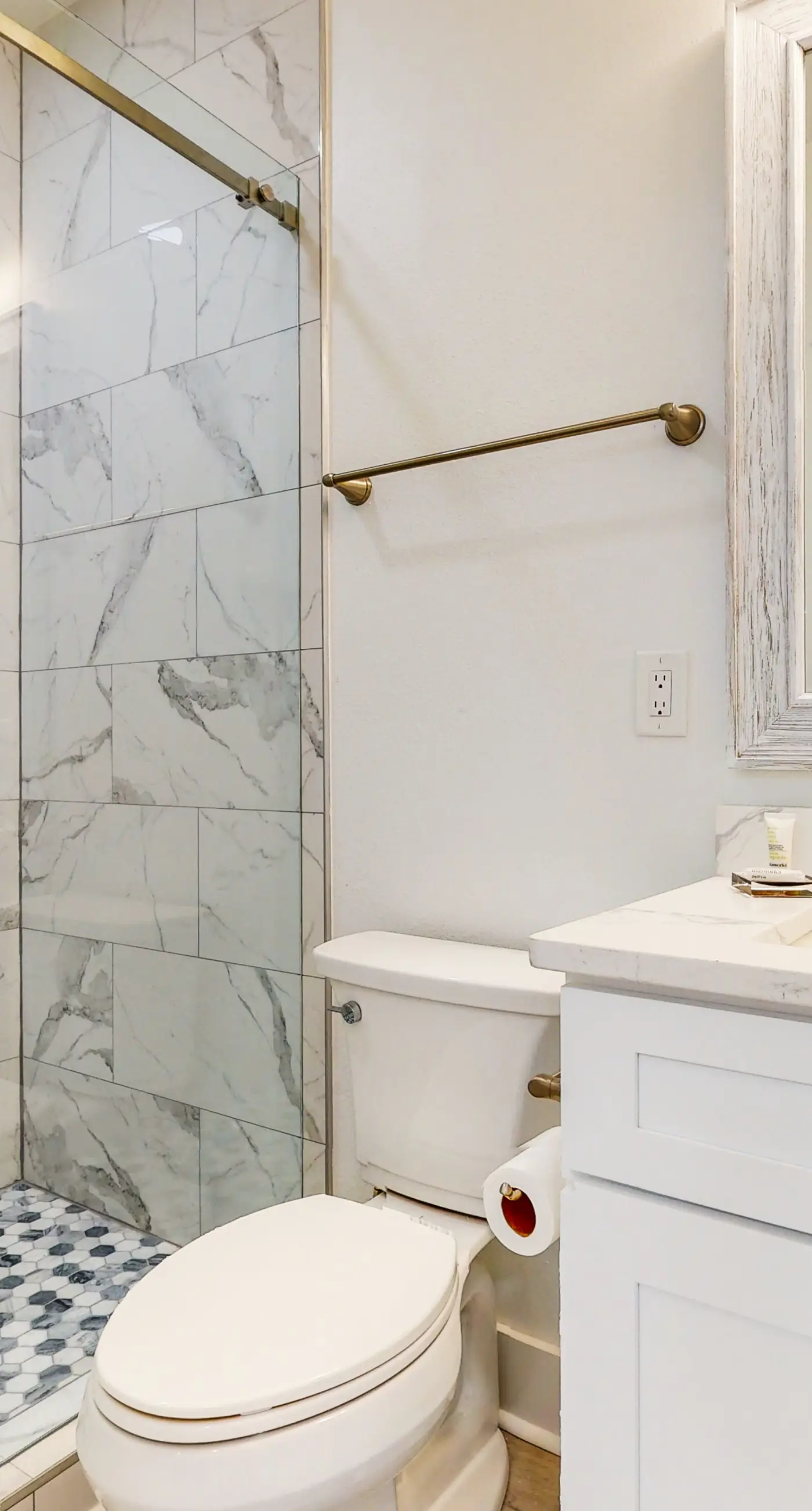 Beautiful dog-friendly condo, private washer&dryer and close to beach