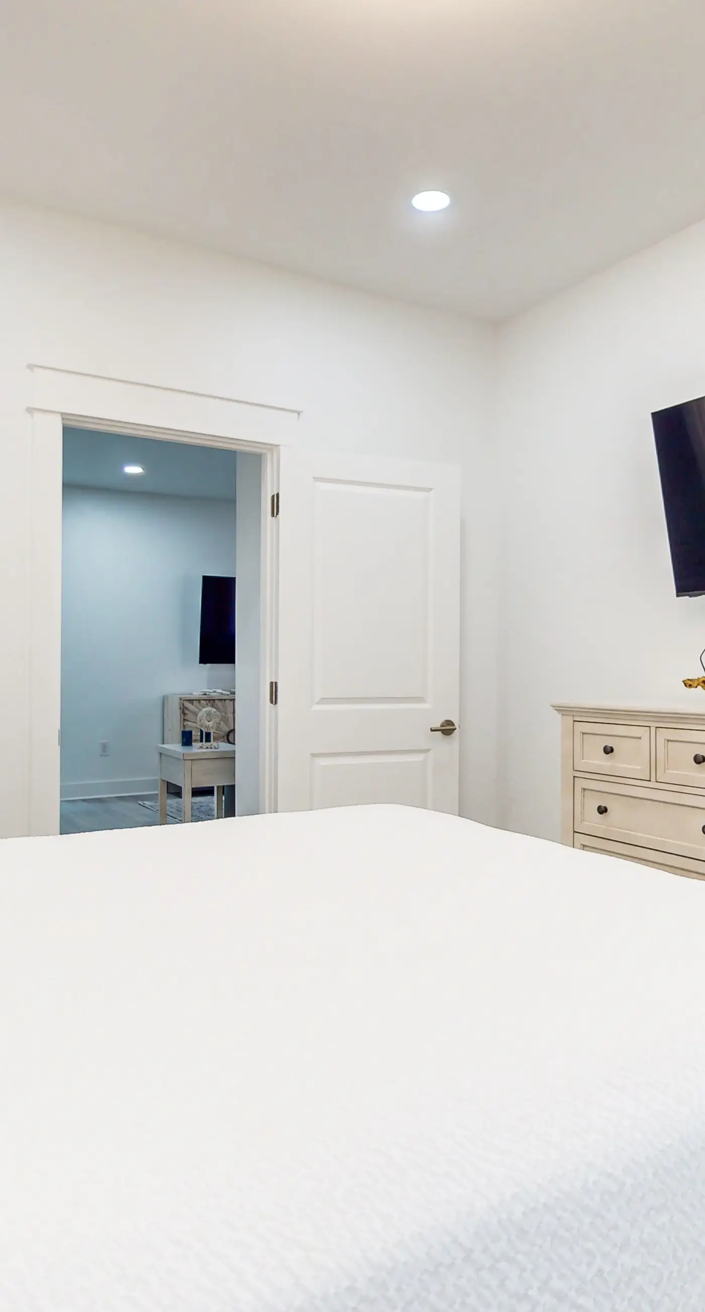 Beautiful dog-friendly condo, private washer&dryer and close to beach