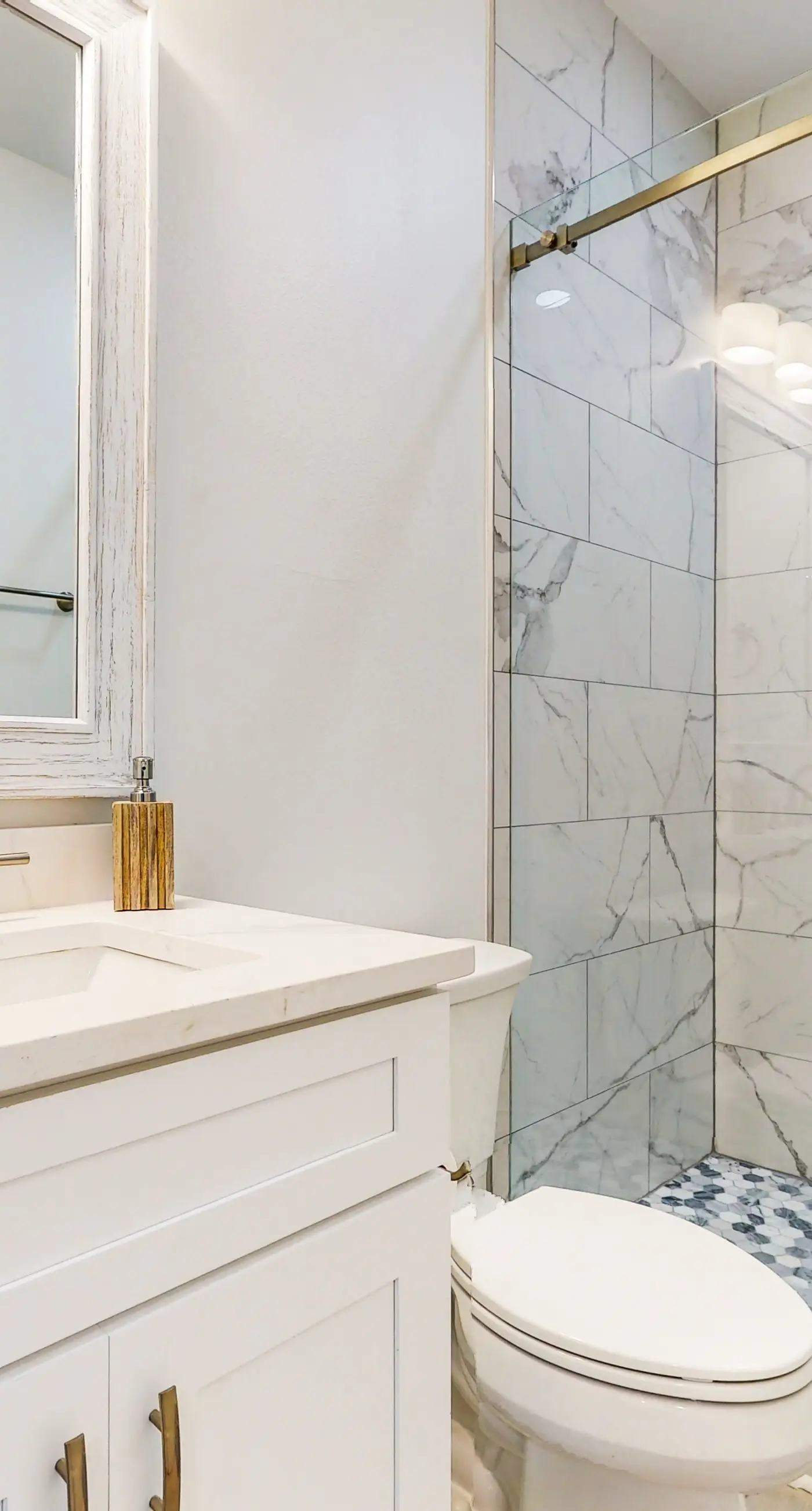 Beautiful dog-friendly condo, private washer&dryer and close to beach