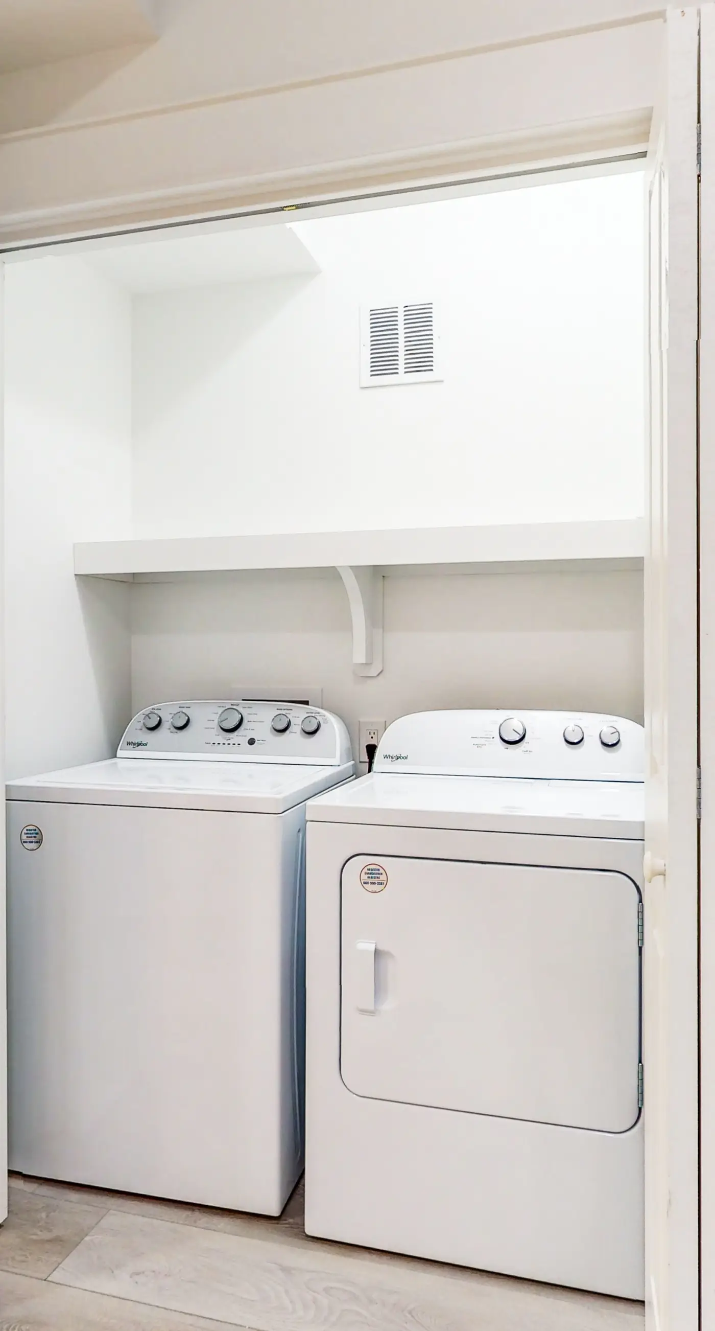 Beautiful dog-friendly condo, private washer&dryer and close to beach