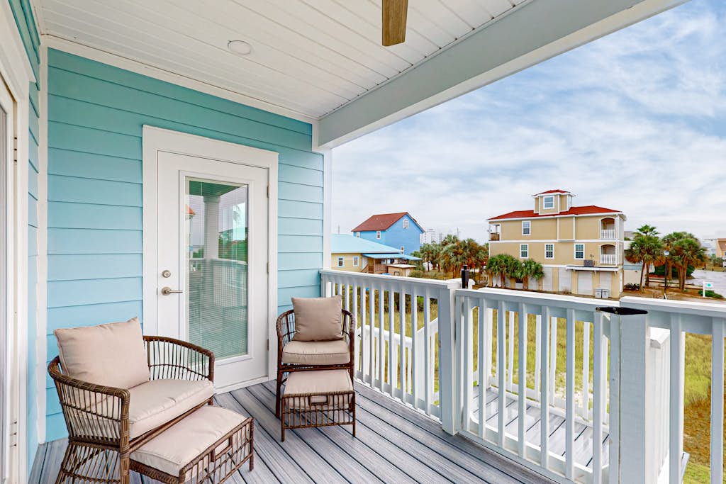 Gorgeous Dog-Friendly Home with Private W&D and Close to the Beach