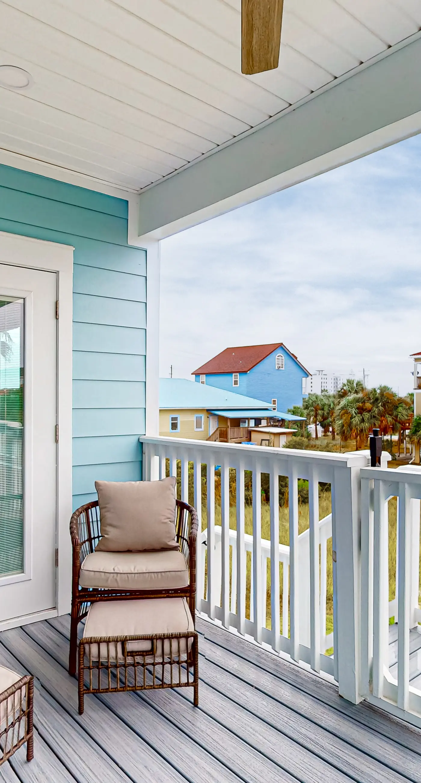 Gorgeous Dog-Friendly Home with Private W&D and Close to the Beach