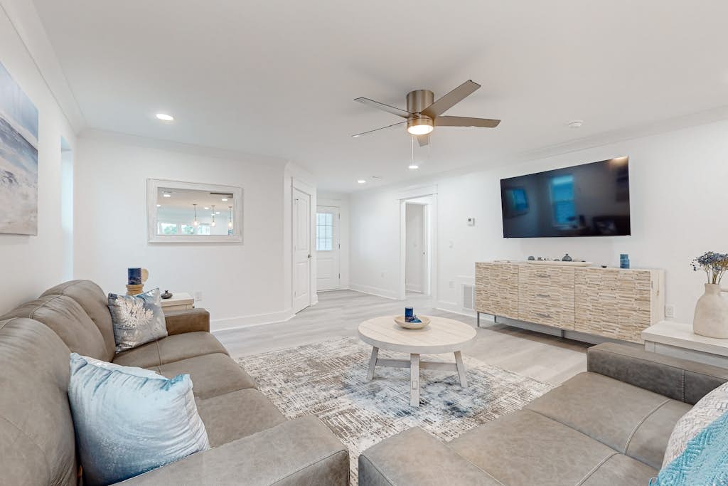 Gorgeous Dog-Friendly Home with Private W&D and Close to the Beach