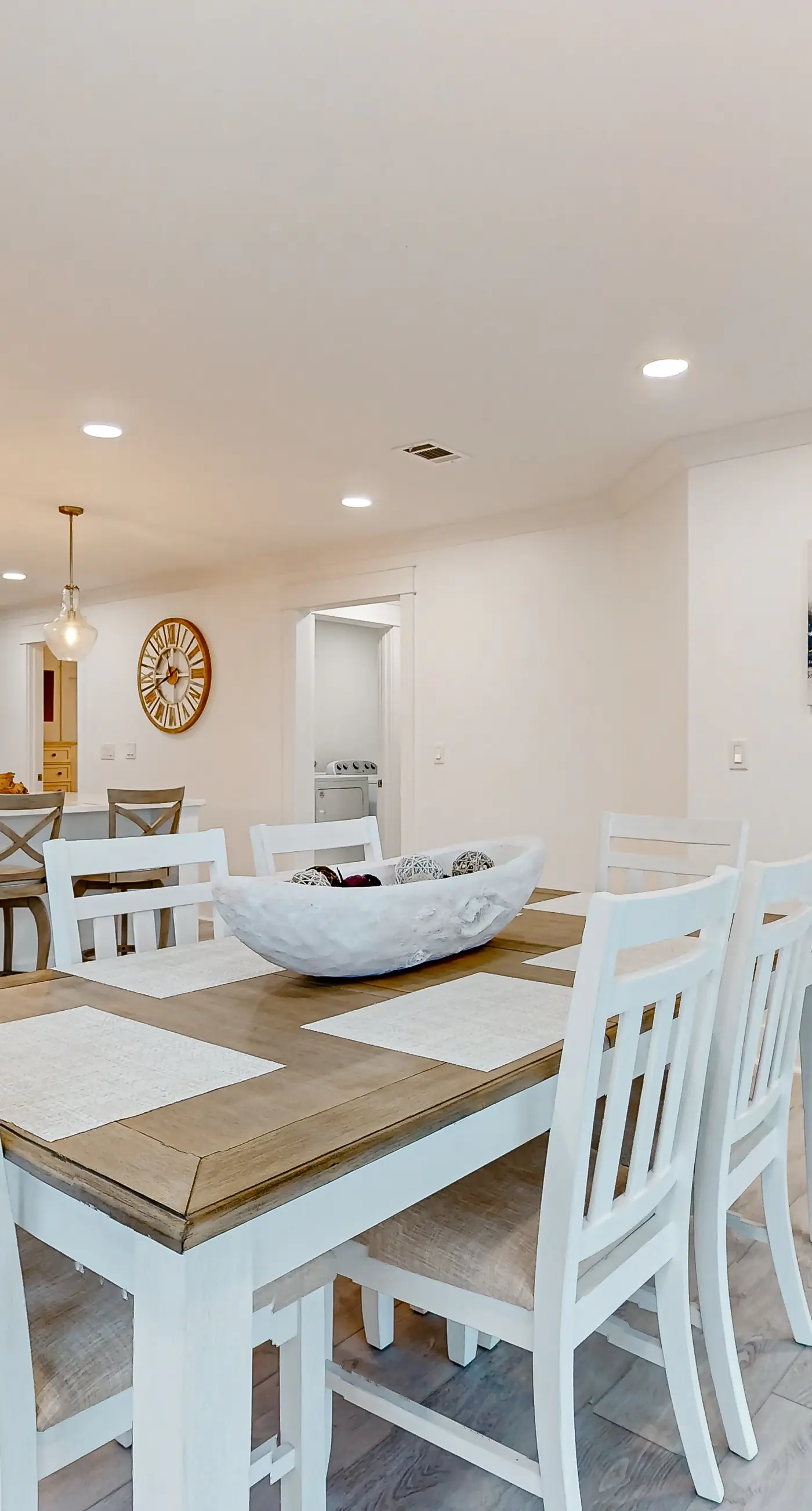 Gorgeous Dog-Friendly Home with Private W&D and Close to the Beach
