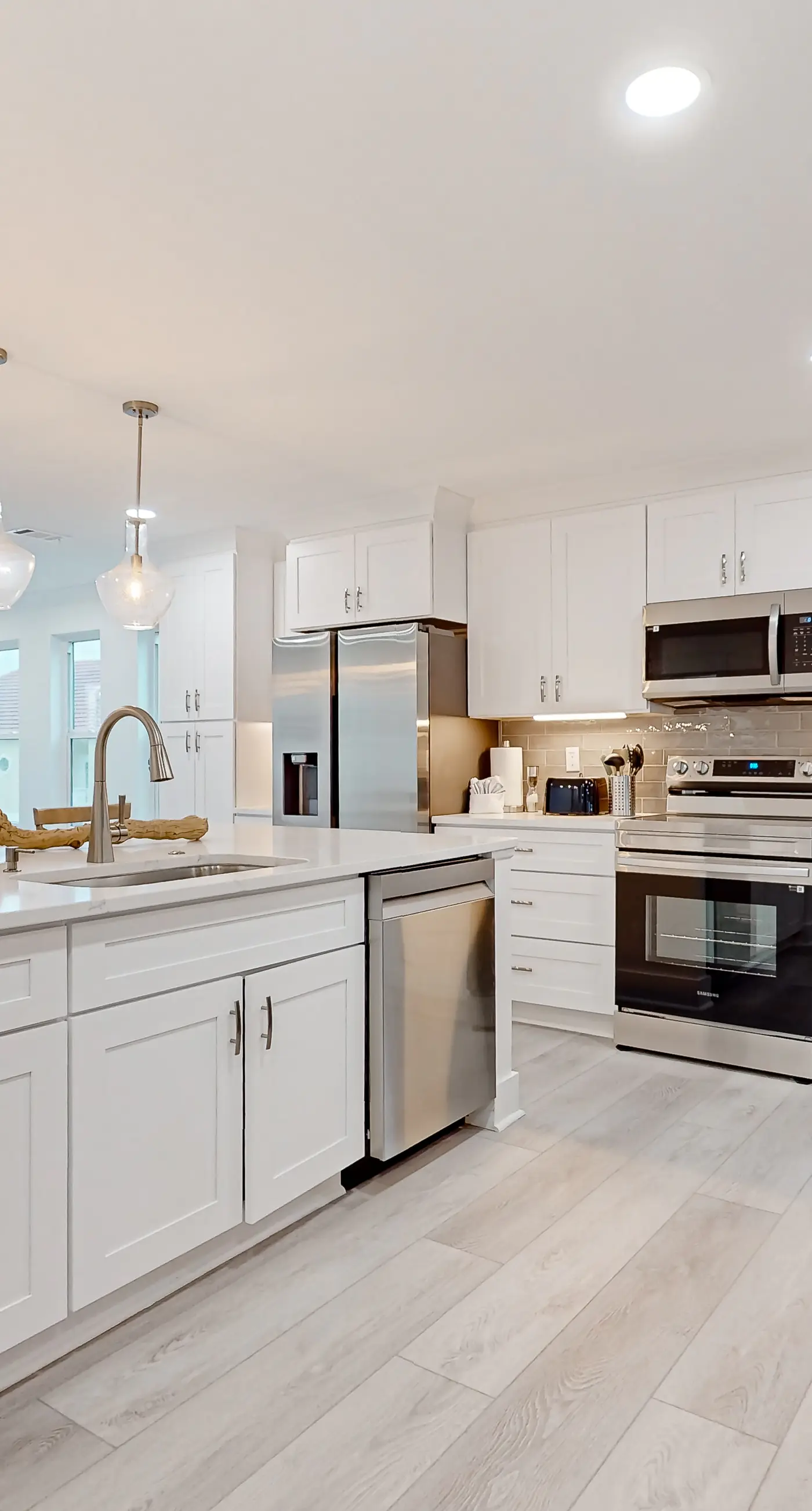Gorgeous Dog-Friendly Home with Private W&D and Close to the Beach