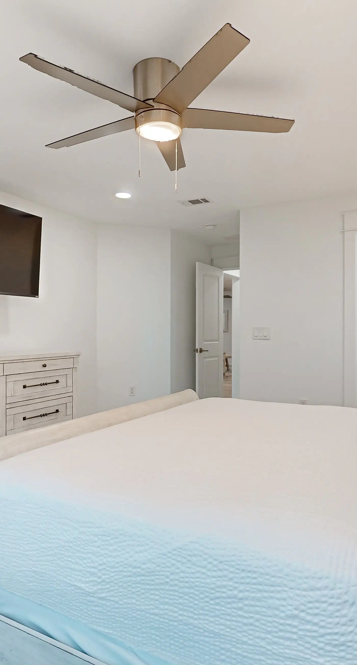 Gorgeous Dog-Friendly Home with Private W&D and Close to the Beach