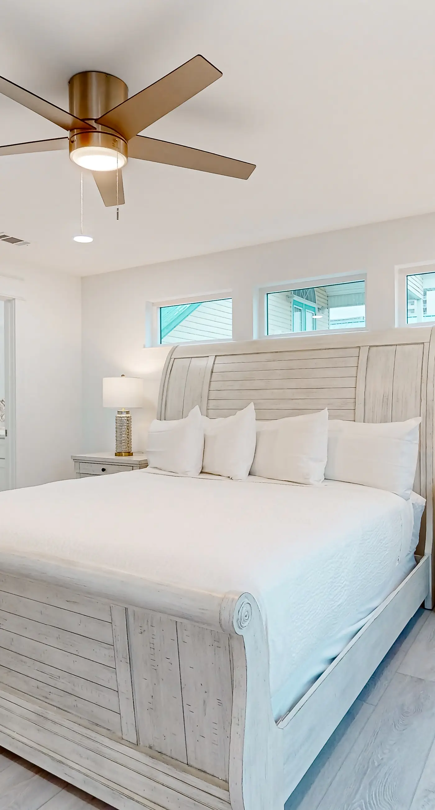 Gorgeous Dog-Friendly Home with Private W&D and Close to the Beach
