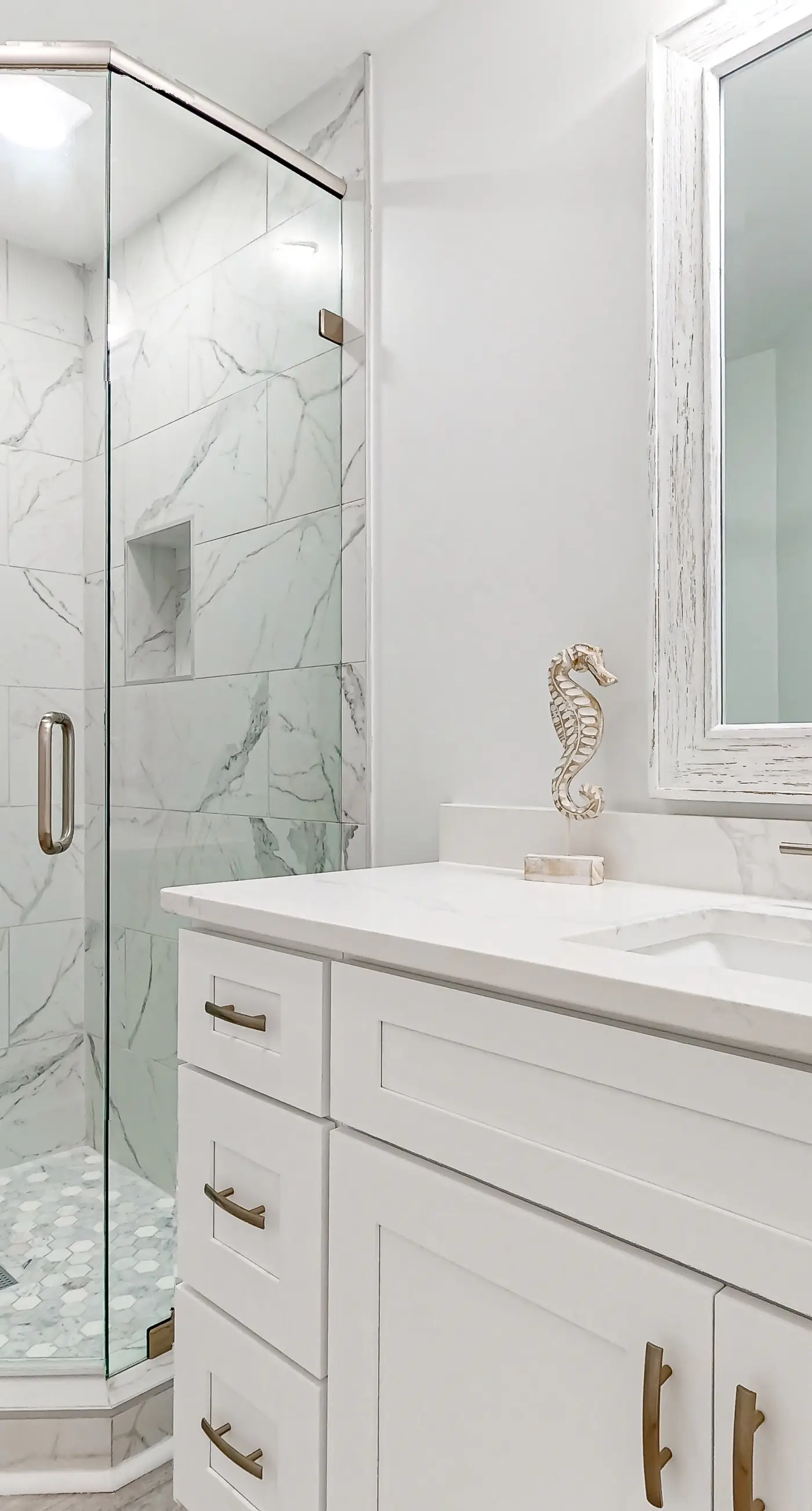 Gorgeous Dog-Friendly Home with Private W&D and Close to the Beach