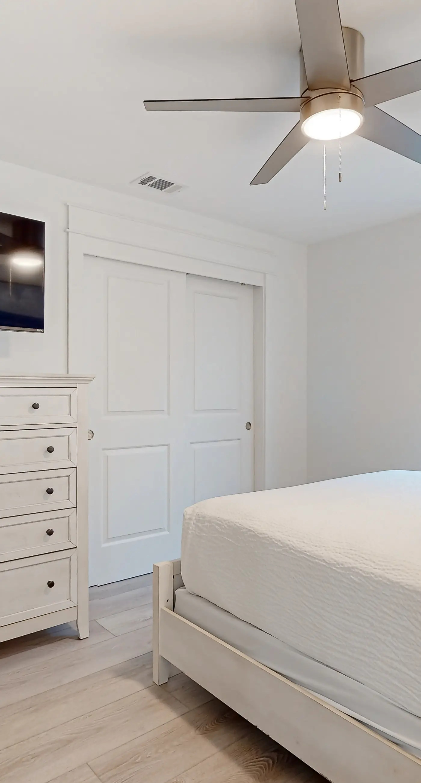 Gorgeous Dog-Friendly Home with Private W&D and Close to the Beach