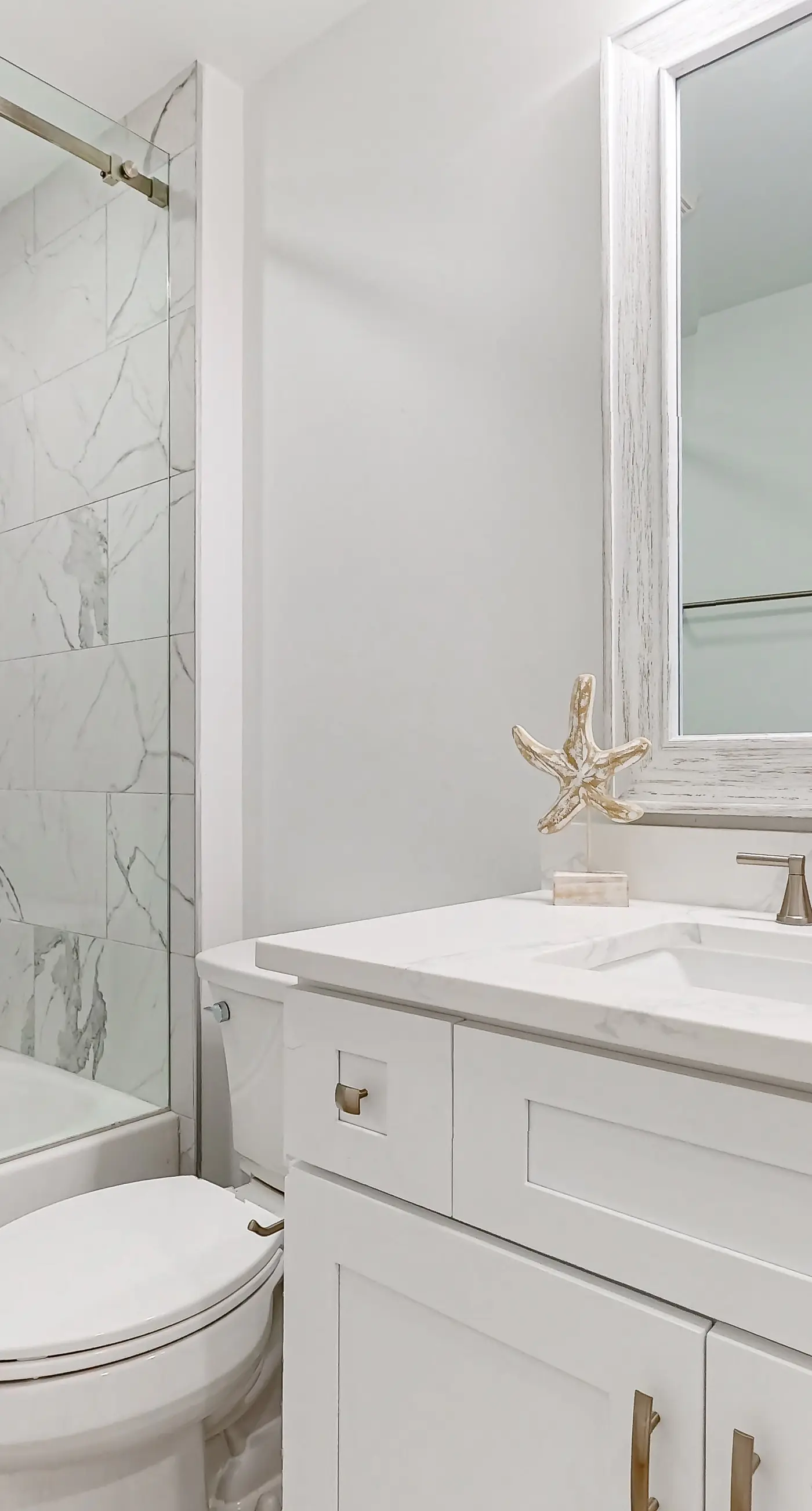 Gorgeous Dog-Friendly Home with Private W&D and Close to the Beach