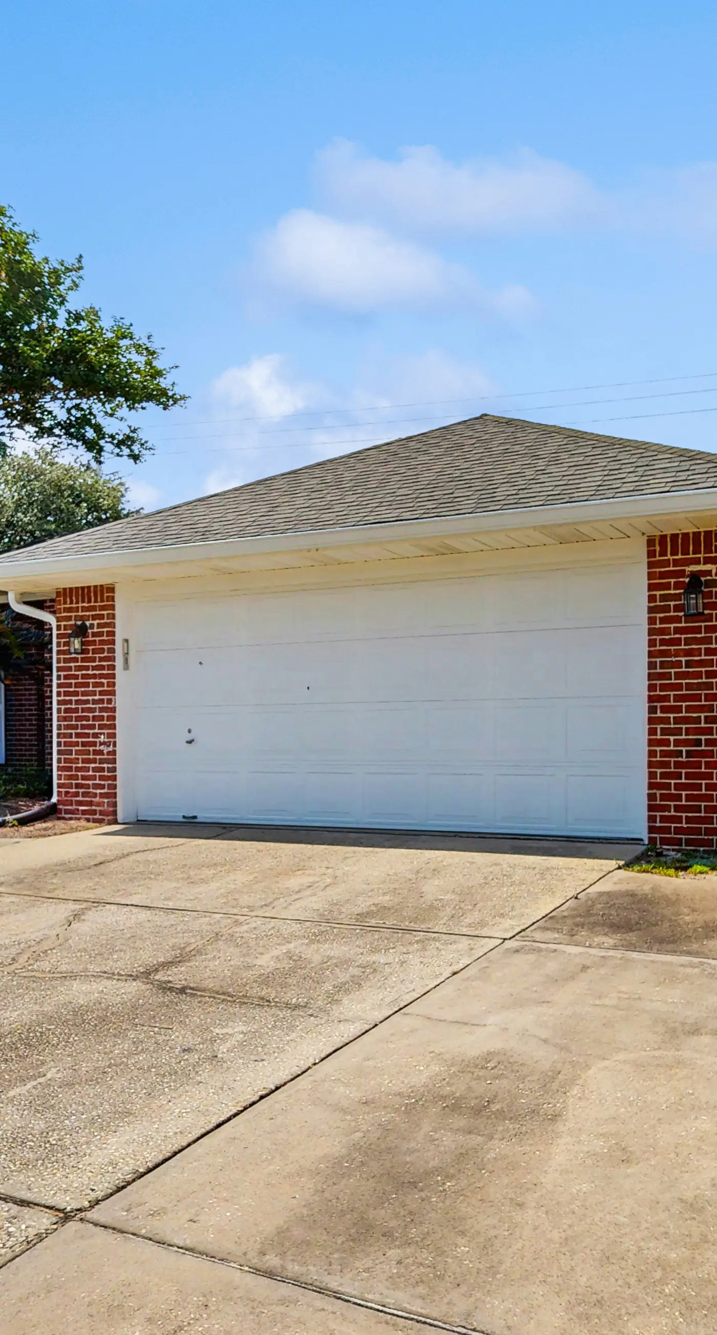 Gorgeous coastal home, dog-friendly, game room and close to everything