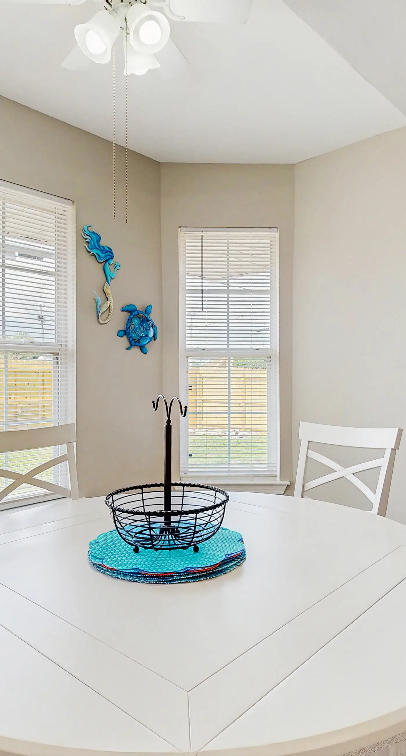 Gorgeous coastal home, dog-friendly, game room and close to everything