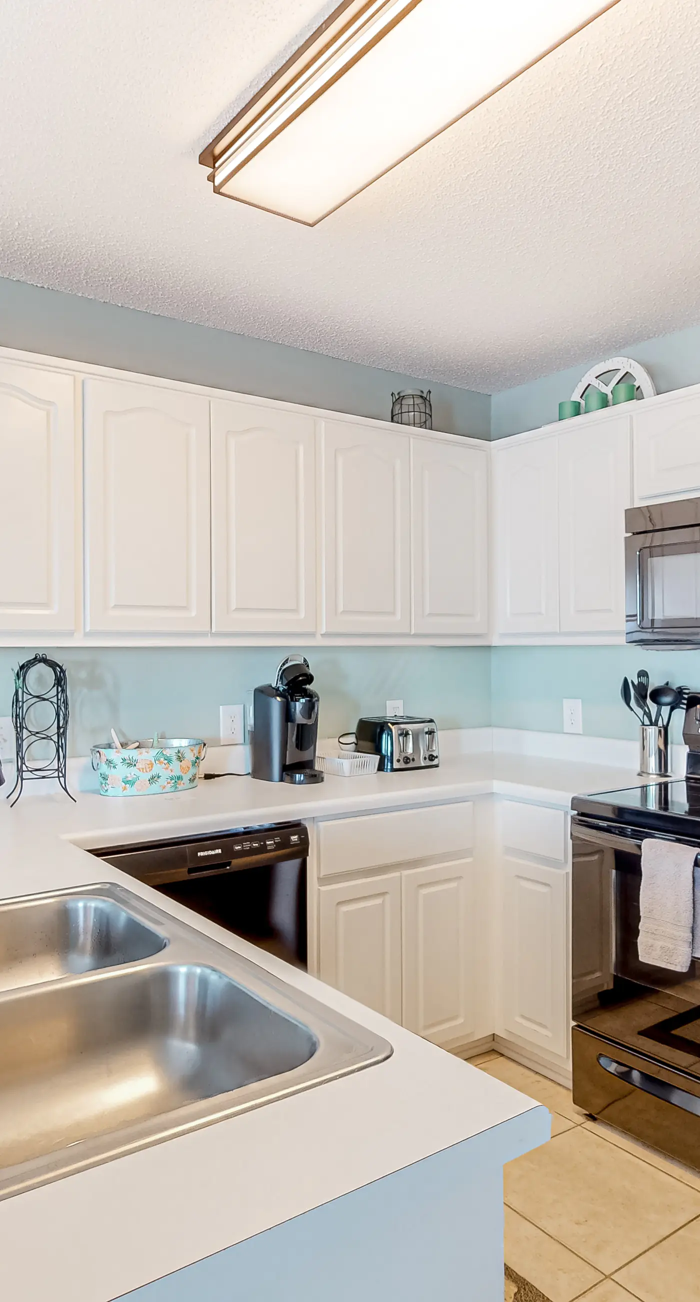 Sunny coastal condo with pool, balcony & sound view - walk to the beach