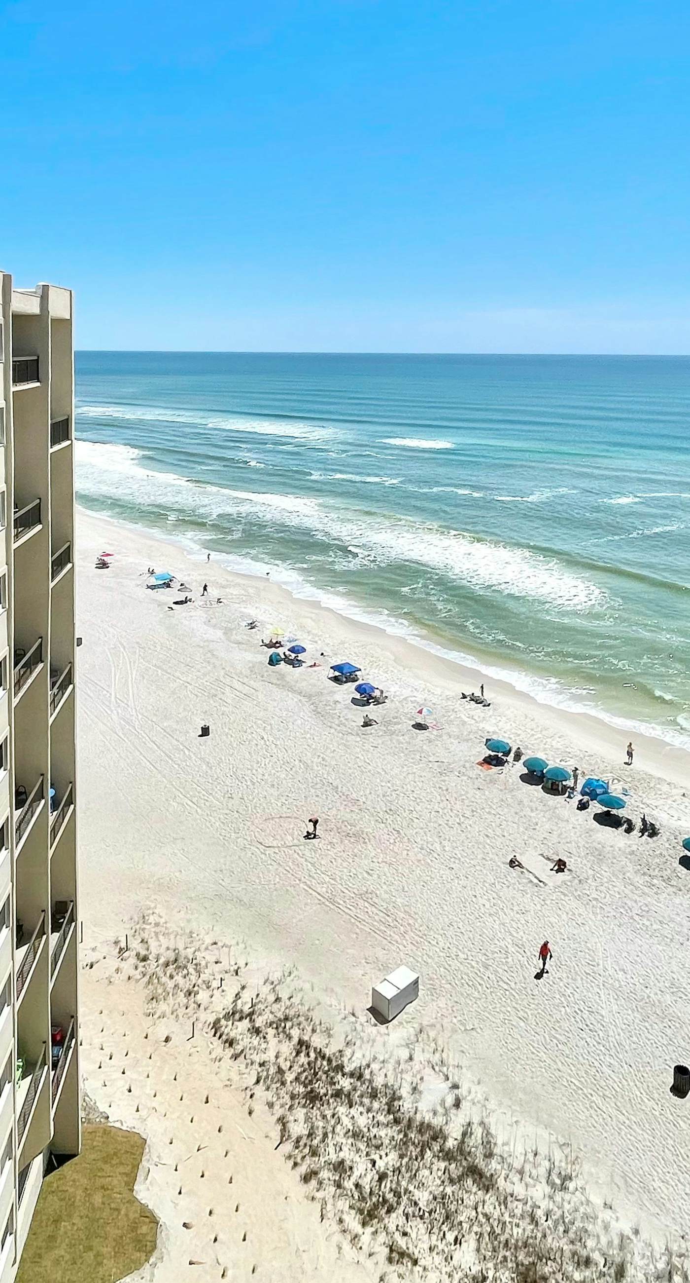 Penthouse condo with gorgeous views, fast WiFi, pools & gym