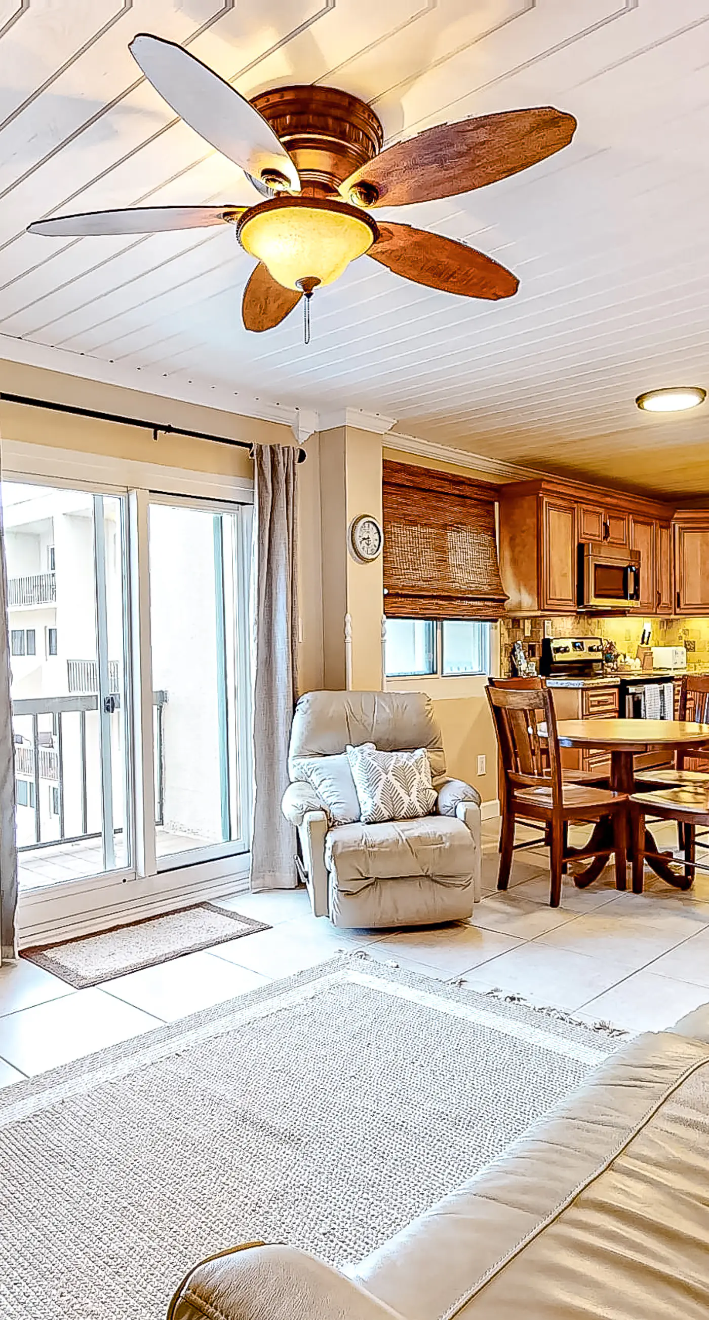 Penthouse condo with gorgeous views, fast WiFi, pools & gym