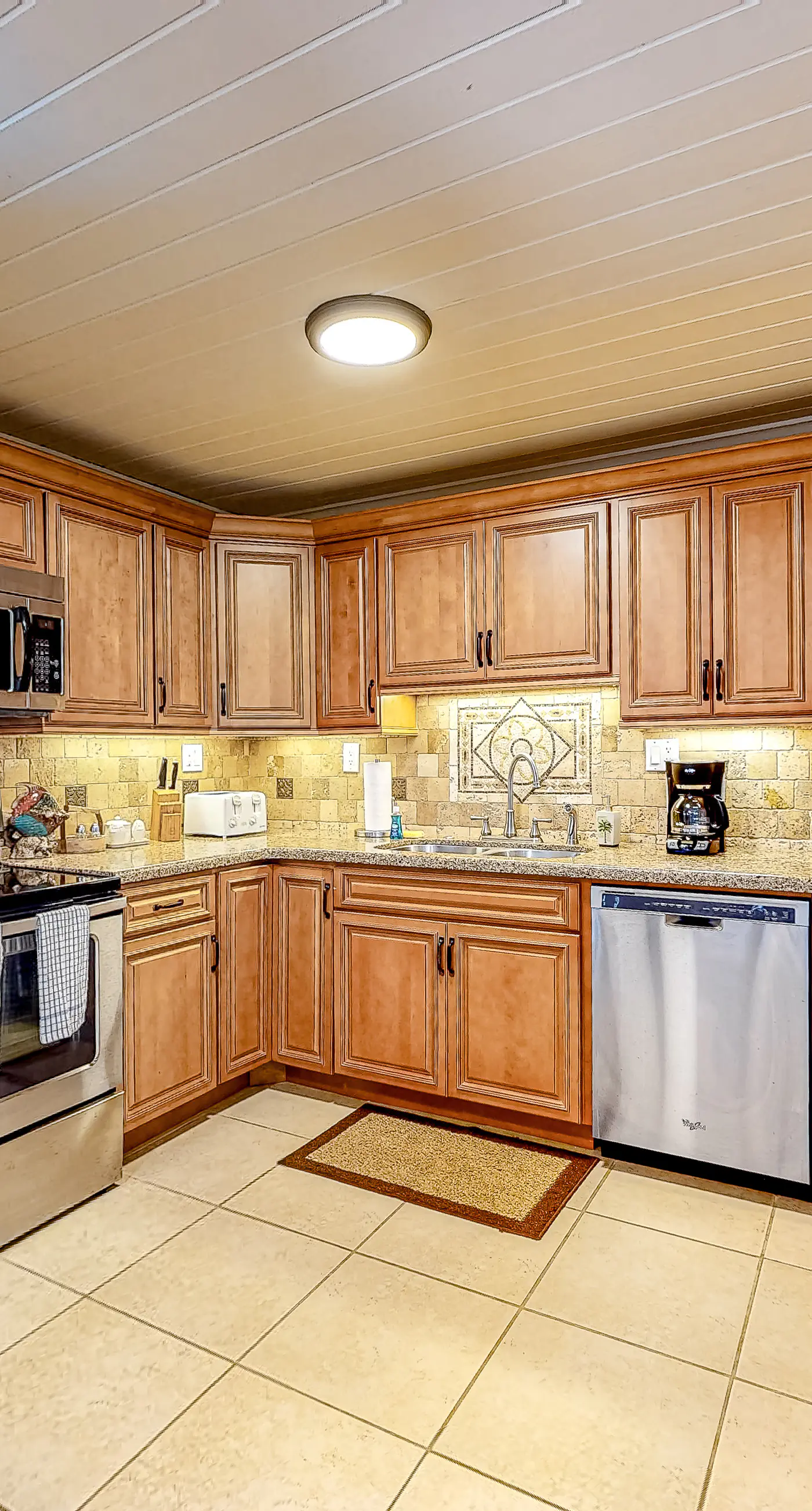 Penthouse condo with gorgeous views, fast WiFi, pools & gym