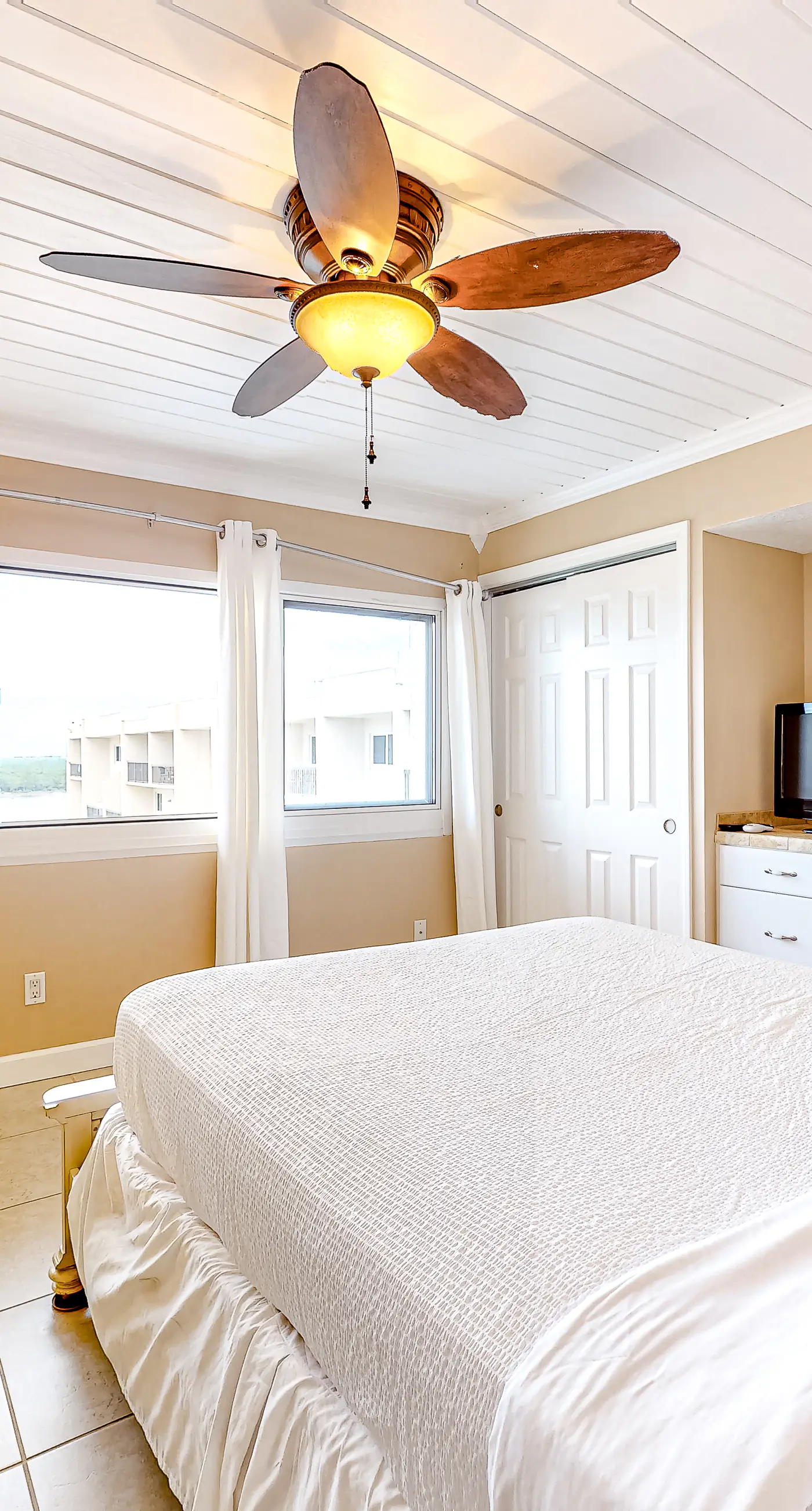 Penthouse condo with gorgeous views, fast WiFi, pools & gym